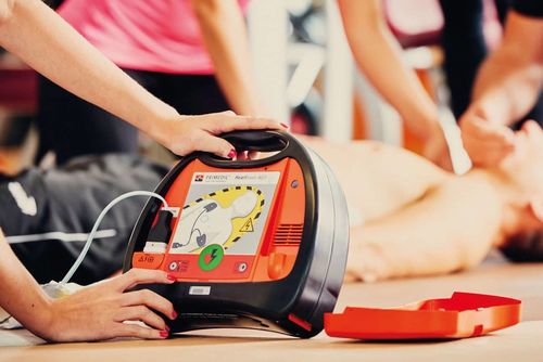 Der Defibrillator (AED) - Fit For Help | Tobias Wilkomsfeld